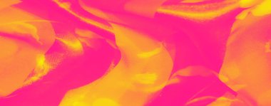 Bulanık neon pembe ve sarı kumaşlar canlı renkler ve çiçek desenleriyle örtüşüyor. Şeffaf katmanlar sahneye parlak, zengin bir doku katıyor..