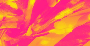 Bulanık pembe ve sarı kumaş iç içe geçmiş yumuşak tabakalar altında çiçek deseni olduğunu gösteriyor. Kumaşların şeffaf doğası ışıl ışıl, canlı bir doku yaratır..