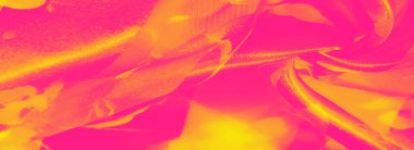 Bulanık neon pembe ve sarı kumaşlar iç içe geçerek çiçek aksanıyla parlayan bir etki yaratıyor. Şeffaf doku ve canlı renkler ona sanatsal, ışıltılı bir görünüm veriyor..