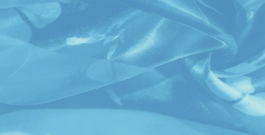 Havadar, katmanlı çiçek desenli saf mavi kumaş. Kumaşlar pürüzsüz katlar ve ince titreşimler bir huzur ve hafiflik hissi verir..