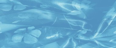 Yumuşak mavi kumaştan bir bulanıklık. Nazik bir çiçek deseni ile kaplanmış. Işığı yakalıyor ve hafif, sakin bir parıltı ekliyor. Huzurlu bir iç mekan geliştirmek için mükemmel..