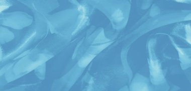 Mavi kumaştan bulanık, narin çiçekli ipuçları ve yumuşak, ışıl ışıl parlak ışıklar yumuşak kıvrımlarında huzurlu ve rüya gibi bir ortam yaratıyor..