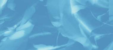 İlahi mavi kumaştan bulanık, kumaşın ipeksi kıvrımlarını ve pürüzsüz dokusunu vurgulayan yumuşak, parıldayan bir ışıkta örülmüş çiçek desenleri..