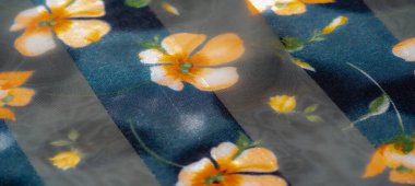 Parlayan siyah ve şeffaf çizgileri olan parlak bir çiçek deseni, turuncu ve sarı çiçeklerle bezenmiş hafif yansıma ve yumuşak doku kumaşı narin ve lüks hissettiriyor.