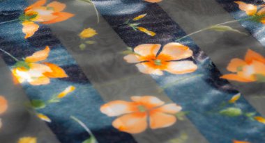 Parlayan siyah ve şeffaf çizgileri olan parlak bir çiçek deseni, turuncu ve sarı çiçeklerle bezenmiş hafif yansıma ve yumuşak doku kumaşı narin ve lüks hissettiriyor.