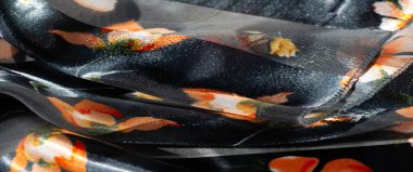 Bulanık, ışık bu çiçekli kumaşın parıltısını arttırır, canlı turuncu çiçekleri ve zarif siyah ve gri çizgileri vurgular, zarif ve lüks bir tekstil yaratır dekor için mükemmel..