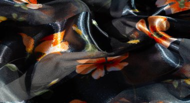 Koyu mavi bir tabanda parlak turuncu ve sarı çiçekli zarif kumaş bulanıklığı. Yumuşak dokusu ve nazik kıvrımları tasarıma sofistike ve lüks getiriyor.