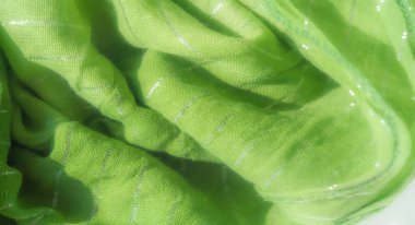 Bulanık, parlak gümüş iplikli zarif yeşil kumaş ışığı yakalıyor. Dokular ince detaylar ve nazik kıvrımlar ona lüks, yumuşak bir görünüm veriyor, üst düzey tekstil için mükemmel..