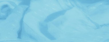 Yumuşak, akışkan kıvrımları olan açık mavi kumaş ve hafif bir parıltı ona yumuşak, havadar bir kalite veriyor. Herhangi bir tasarım projesi için sakin ve zarif bir zemin oluşturmak için mükemmel..