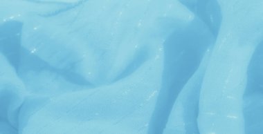 İnce dokuları ve dalgalı kıvrımları olan saf mavi kumaş bulanıklığı yumuşak, havadar bir his yaratıyor. Kumaşın ışıltısı zarif bir dokunuş katıyor, rahatlatıcı bir zemin için ideal..