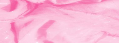 Yumuşak kıvrımlı, narin pembe kumaşlar ve ince parlak röfleler, ruhani ve zarif bir görünüme sahip lüks ve zarif bir dokuyu yakalamak moda tasarımı için mükemmeldir..