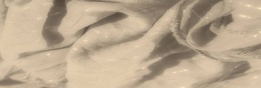 Bulanık hafif kumaş kıvrımları hafif bir ışıltıyla yumuşak, akışkan bir doku oluşturur. Kumaşın ince bir parıltısı var, zarif kıvrımlarda ışığı yakalıyor, sıcak ve samimi bir his veriyor..