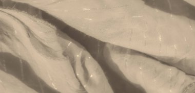 Görüntü kumaşın pürüzsüz kıvrımlarını yumuşak, yumuşak bir titreşimle ortaya çıkarır ve rahatlatıcı bir atmosfer oluşturur. Bu nötr, açık renkli tekstil kusursuz bir model sunuyor, tasarım için ideal..