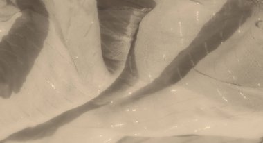 Görüntü yumuşak kumaş kıvrımlarını yakalar, ince yansıtıcı desenlere sahip pürüzsüz bir doku içerir. Materyal, basitlik ve sofistike bir karışım sergiliyor. Tekstil geçmişi için ideal..