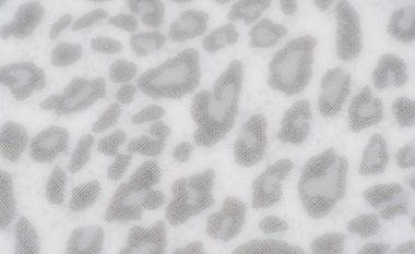 Bu yumuşak odaklı resim, doğal olarak yumuşak kıvrımlar halinde akan gri soyut desenli beyaz bir kumaşı vurgular. Yumuşak dokusu ve sessiz tonları dingin ve zarif bir hissi çağrıştırıyor..