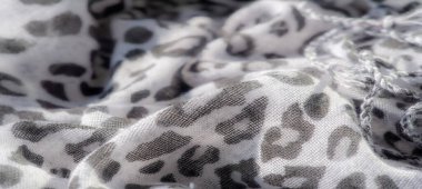 Yumuşak beyaz arka plan üzerinde hassas gri desenli bulanık kumaş, zarif, çağdaş tekstil estetiği için karmaşık dokuma detaylarını ve nazik dokusunu gösterir.