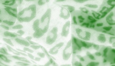 Renkli yeşil bir kumaşın bulanıklığı solmuş leoparın esinlendiği desen, kumaşın organik ve dokulu hissini arttırıyor. Yaratıcı projelerde arkaplan ve tasarım dokuları için ideal.