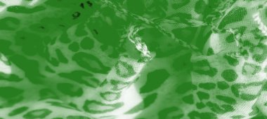 Detaylı yeşil tekstil bulanıklığı, canlı leopar esinlenilmiş deseni, kumaşın doğal akışını ve dokusunu vurguluyor, modern, soyut bir görünüm yaratıyor..