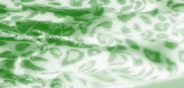 Detaylı yeşil tekstil bulanıklığı, canlı leopar esinlenilmiş deseni, kumaşın doğal akışını ve dokusunu vurguluyor, modern, soyut bir görünüm yaratıyor..