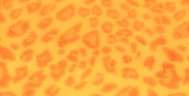 Canlı turuncu desenli yumuşak sarı kumaş bulanıklığı cesur bir hayvan desenine benziyor. Akan doku derinlik ekler, moda veya soyut sanat uygulamaları için idealdir.