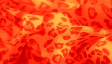 Resim 4: Işıl ışıl turuncu ve sarı kumaşlı, soyut leopar desenli bulanık görüntü. Katlar derinlik ve doku ekler, yumuşak ve sıcak bir özü yakalar..