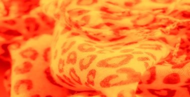 Sarı ve turuncu tonlu bulanık kumaş deseni, yumuşak, leopar esinlenilmiş bir tasarım sergiliyor, sıcaklıkla akıyor ve sıcak, enerjik bir titreşim yayıyor..