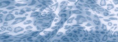 Bulanık efekt kumaştaki mavi leopar beneklerine yumuşak bir bakış verir. Nazik beyaz bir tabanda karmaşık desenler sergiler..