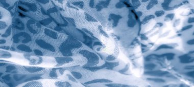 Bulanık etki, beyaz kumaş üzerindeki mavi soyut leopar beneklerini vurgular, zarafet ve sükunet saçan dokulu ve akışkan bir görünüm yaratır..