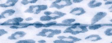 Bulanık efekt, akıcı beyaz kumaş üzerinde mavi leopar benzeri lekeleri vurgular, yumuşak, sanatsal bir model yaratır tekstil ve moda tasarım uygulamaları için mükemmel.
