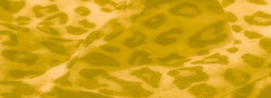 Katmanlı kareli desenli Bulanık Yeşil kumaş dokunmuş yapısını vurguluyor ve kumaşların üzerindeki ışık ve gölge karışımından derinlik ekliyor.