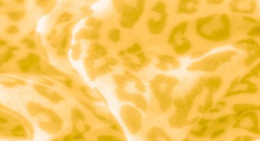 Hassas leopar desenli bulanık sarı kumaş moda ve iç tekstil uygulamaları için uygun sıcak ve davetkar bir tasarımı geliştiriyor..