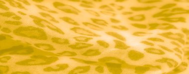 Katmanlı kareli desenli Bulanık Yeşil kumaş dokunmuş yapısını vurguluyor ve kumaşların üzerindeki ışık ve gölge karışımından derinlik ekliyor.