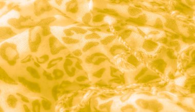 Katmanlı kareli desenli Bulanık Yeşil kumaş dokunmuş yapısını vurguluyor ve kumaşların üzerindeki ışık ve gölge karışımından derinlik ekliyor.