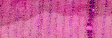 Hassas pullarla süslenmiş bulanık pembe kumaş ve dikişli desenler yumuşak, dokulu bir görünüm yaratır. Mor ipliğin ince ipuçları ve parıldayan pullar derinlik ve zarafet ekler.