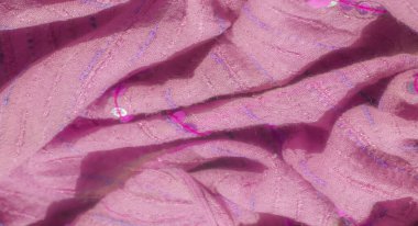 Hassas pullarla süslenmiş bulanık pembe kumaş ve dikişli desenler yumuşak, dokulu bir görünüm yaratır. Mor ipliğin ince ipuçları ve parıldayan pullar derinlik ve zarafet ekler.