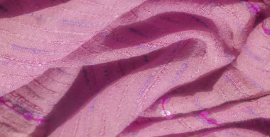 Bulanık: Hassas pullar ve dikişlerle zenginleştirilmiş yumuşak pembe kumaşın yakın çekim görüntüsü, doku ve ışıltı karışımı sağlıyor. Bu tekstil tasarımı tasarım projeleri için çok yönlü hale getiriyor.