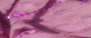 Pembe pullar ve lavanta dikişleriyle süslenmiş açık pembe kumaşın bulanık görüntüsü. Yumuşak dokusu ve ince parıltısı zarif ve lüks bir görünüm yaratır..