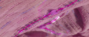 İnce dikiş çizgileri ve pul aksanlı zarif pembe kumaş zarif bir ışıltı ve zarif bir dekorasyonla lüks ve yumuşak bir doku yaratıyor. Anahtar sözcükler: bulanık, pembe fa