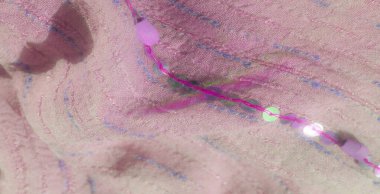 Narin mor dikişli yumuşak pembe kumaş ve görsel olarak zengin bir doku oluşturan canlı pullar. Lüks kıyafetler ya da lüks dekor aksanları için mükemmel..