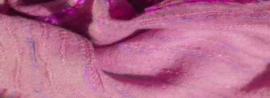 Pembe bir kumaşın bulanıklığı. Pembe ve mavi iplikler ve pullu aksanlar. Narin çizgiler ve yumuşak doku, moda uygulamaları için ideal lüks bir görünüm yaratıyor..