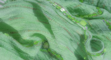 Görüntü, parlak yeşil kumaş, narin altın iplikler ve pullar, pürüzsüz örülmüş, karmaşık desenler ve şık bir parıltı, lüks tekstil uygulamaları için mükemmel.