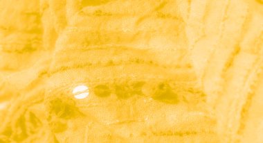 Işık bulanık, şeffaf pullu sarı kumaş ve ince desenli çizgiler, arka planlar ve dekoratif uygulamalar için uygun zarif, akıcı bir tekstil oluşturuyor..