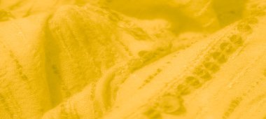 Hafifçe örtülmüş sarı kumaş soluk desenli ve pullu detaylar, arka plan ve dekoratif temalar için uygun hafif ve havadar bir tekstil üretiyor..