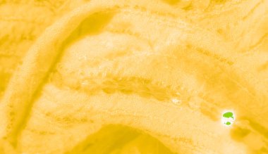 Hafifçe örtülmüş sarı kumaş soluk desenli ve pullu detaylar, arka plan ve dekoratif temalar için uygun hafif ve havadar bir tekstil üretiyor..