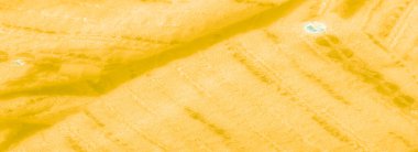 Katmanlı kareli desenli Bulanık Yeşil kumaş dokunmuş yapısını vurguluyor ve kumaşların üzerindeki ışık ve gölge karışımından derinlik ekliyor.