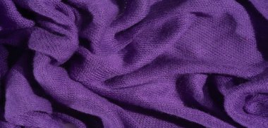 Üst üste binen mor kumaşlar ve yumuşak, zengin bir doku. Moda, tekstil tasarımı ve sanatsal uygulamalar için ideal. Lüks bir estetik yaratıyor..