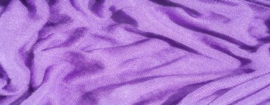 Görüntü, katmanlı katmanları ve yumuşak dokusu olan mor bir kumaş görsel olarak çekici soyut bir tasarım yaratır. Lüks tekstil geçmişi ve sanat projeleri için mükemmeldir..