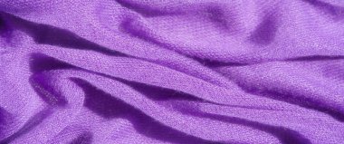 Görüntü, katmanlı katmanları ve yumuşak dokusu olan mor bir kumaş görsel olarak çekici soyut bir tasarım yaratır. Lüks tekstil geçmişi ve sanat projeleri için mükemmeldir..