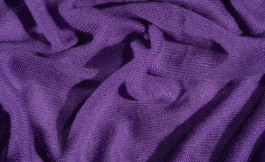 Bulanık, bu görüntü, karmaşık kıvrımları olan canlı bir mor kumaşı tasarıma lüks ve incelik hissi getiren soyut, pelüş bir doku yaratıyor..