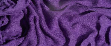 Görüntü, canlı mor tonu ve karmaşık kıvrım şekilleriyle, bu kumaş arka plan veya tekstil temelli yaratıcı projeler için ideal yumuşak, zengin bir doku yaratır..